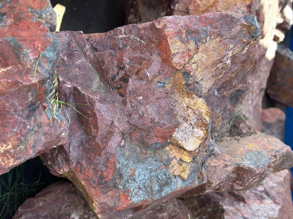 Камни для ландшафтного дизайна красно-фиолетовые 10-60 килограмм купить в Кирове