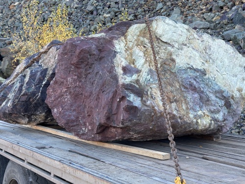 Огромные красно-фиолетовые валуны для ландшафтного дизайна весом более 5 тонн купить в Кирове