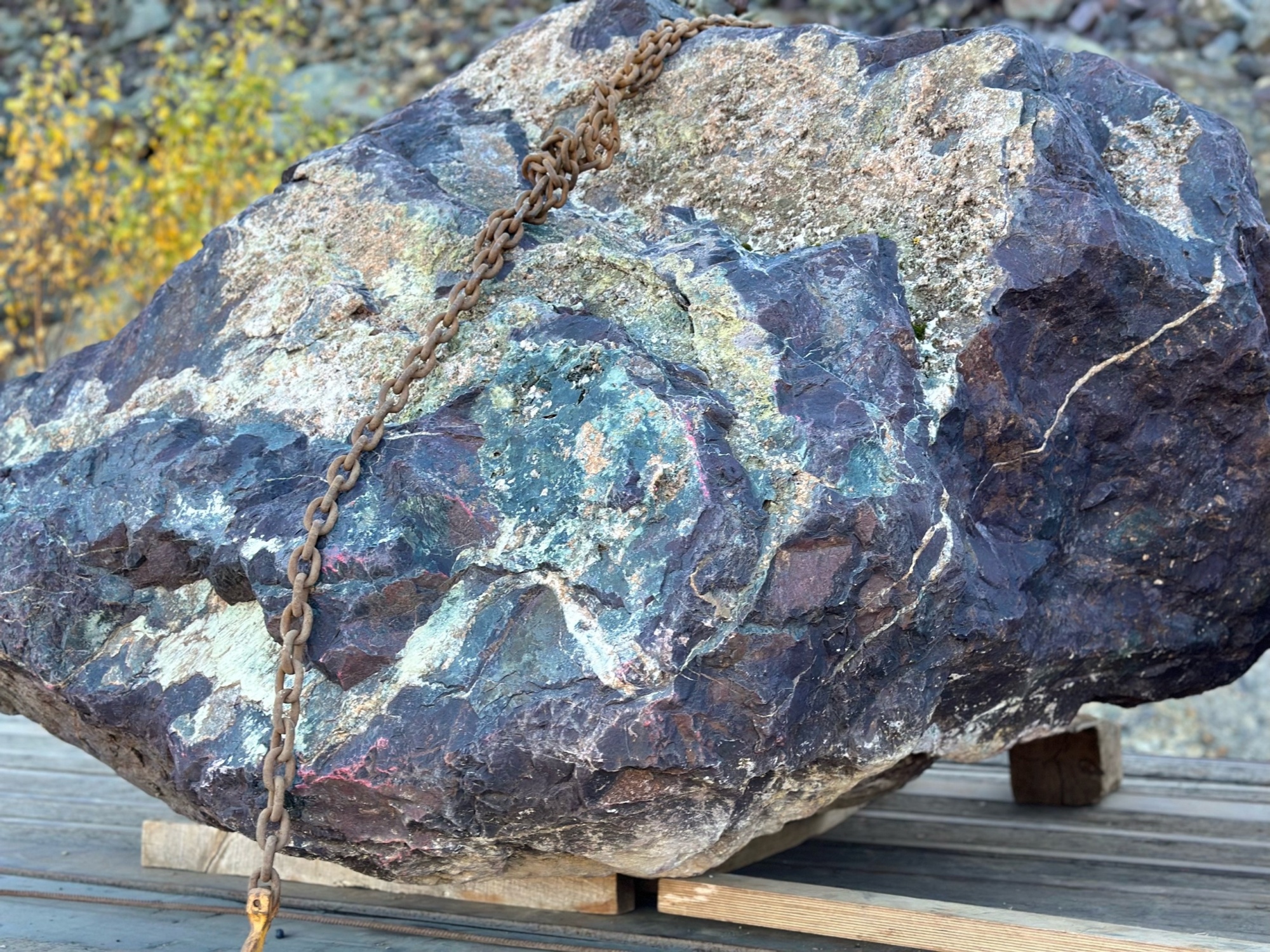 Огромные красно-фиолетовые валуны для ландшафтного дизайна весом более 5 тонн купить в Кирове