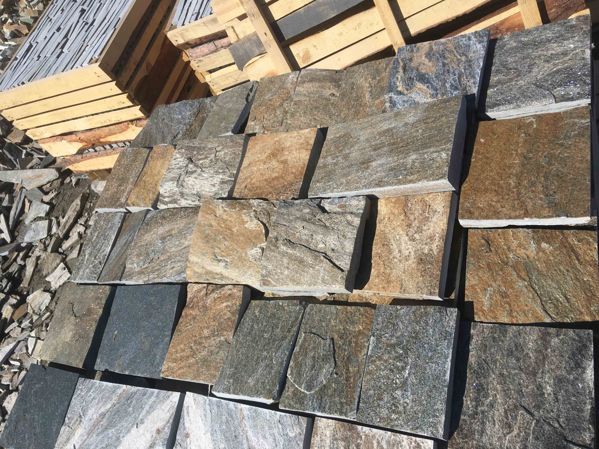 Плитка пилёная златолит Уральский для цоколя, отмостки купить в Кирове