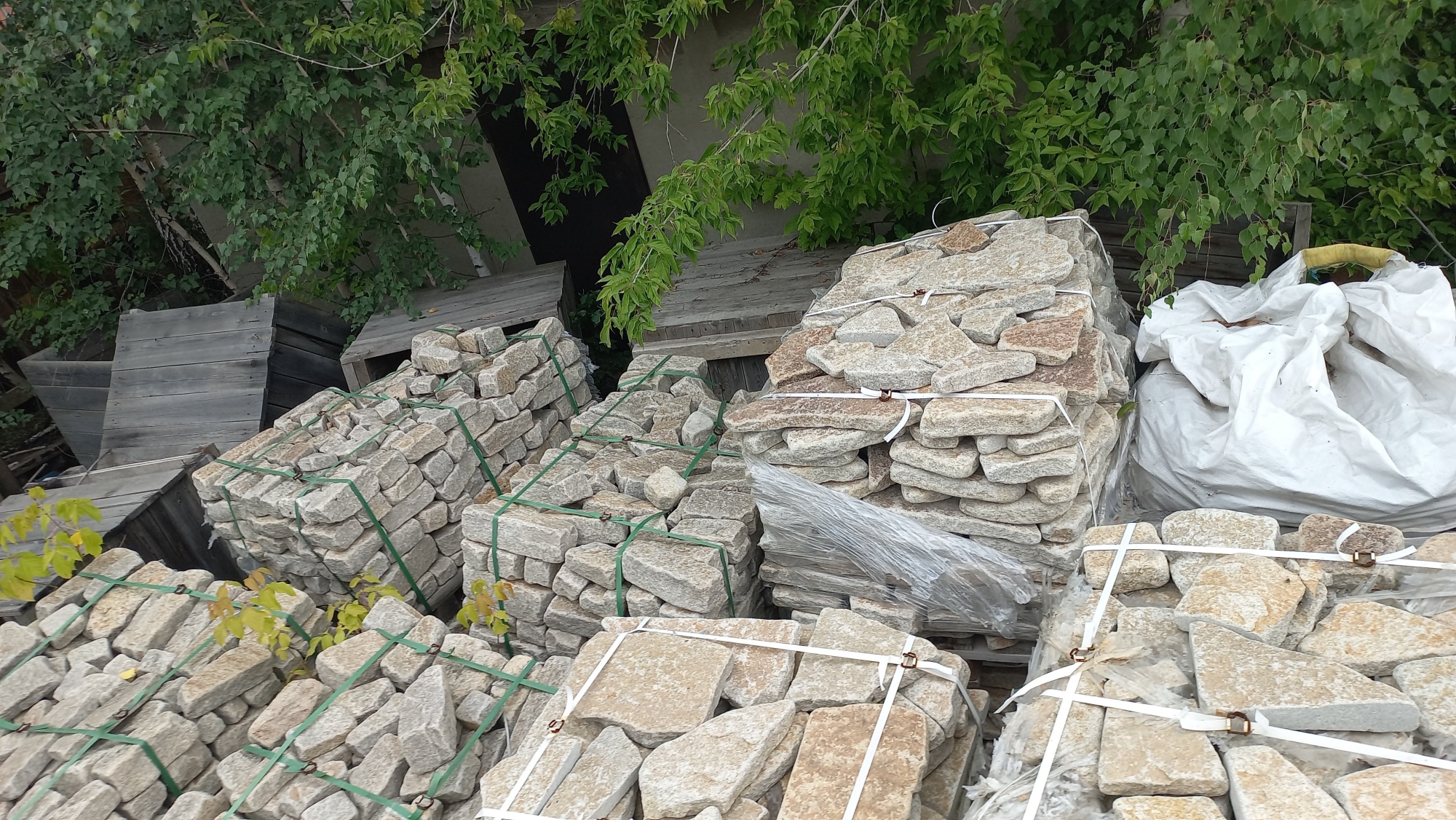 Плитняк гранитный галтованный купить в Кирове