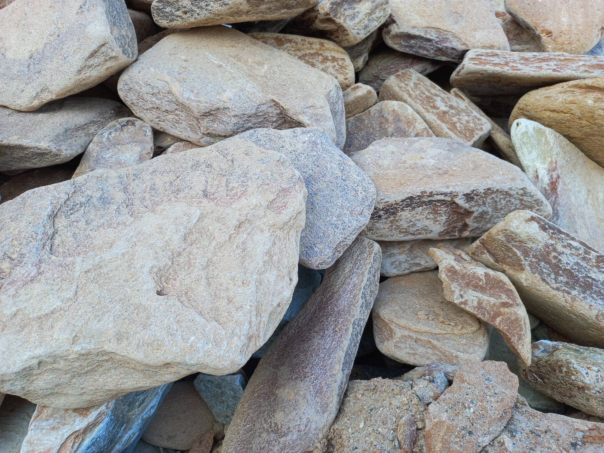 Златолит жёлтый, жёлто-зелёный глыбки и валуны для ланшафтного дизайна купить в Кирове