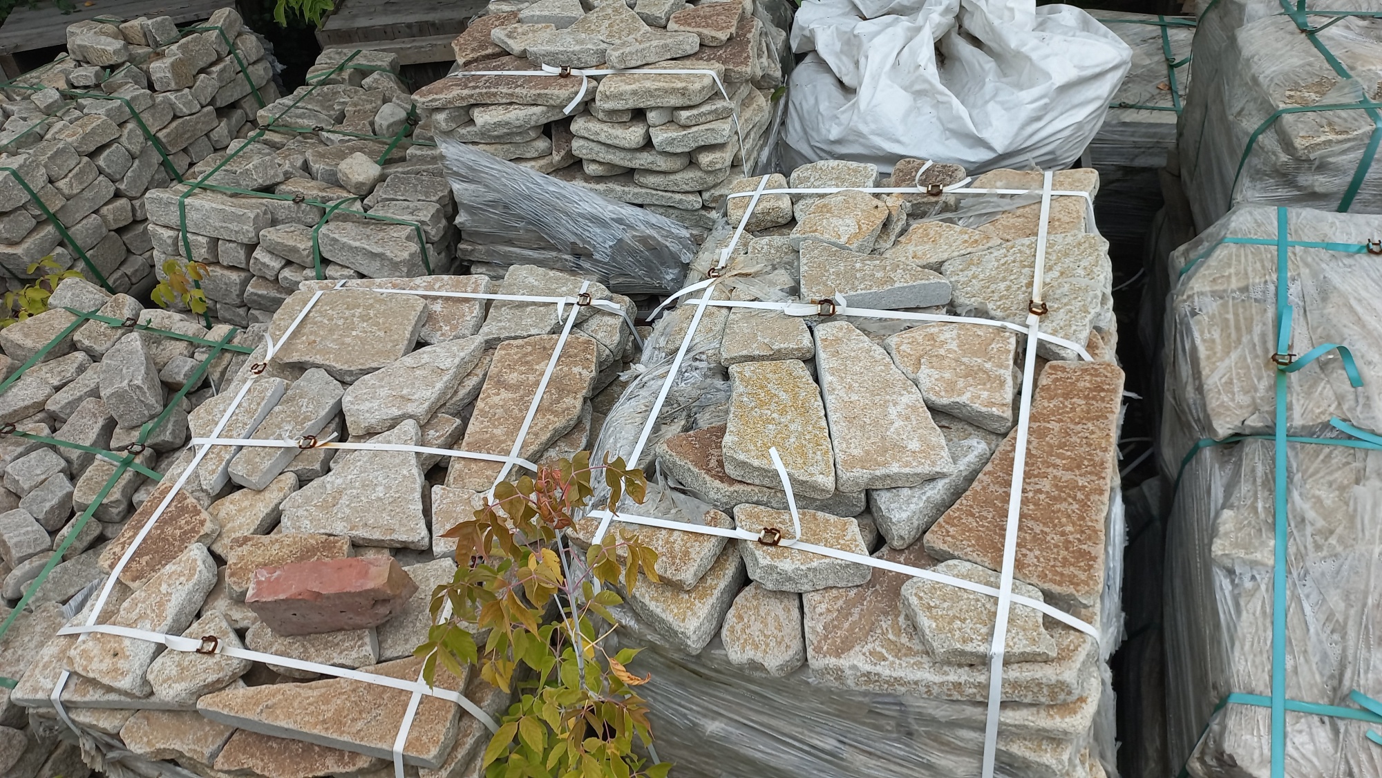 Плитняк гранитный галтованный купить в Кирове