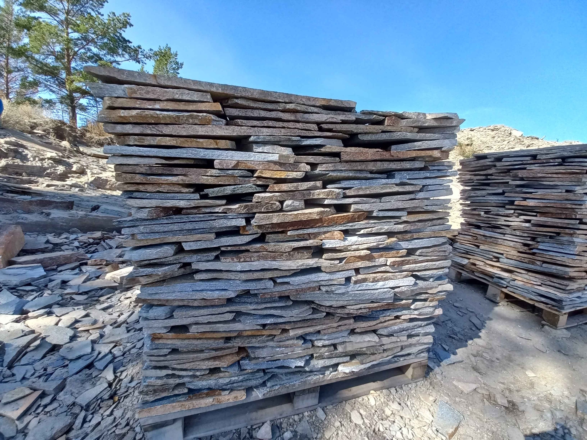 Плитняк златолит серебристый для фасада купить в Кирове