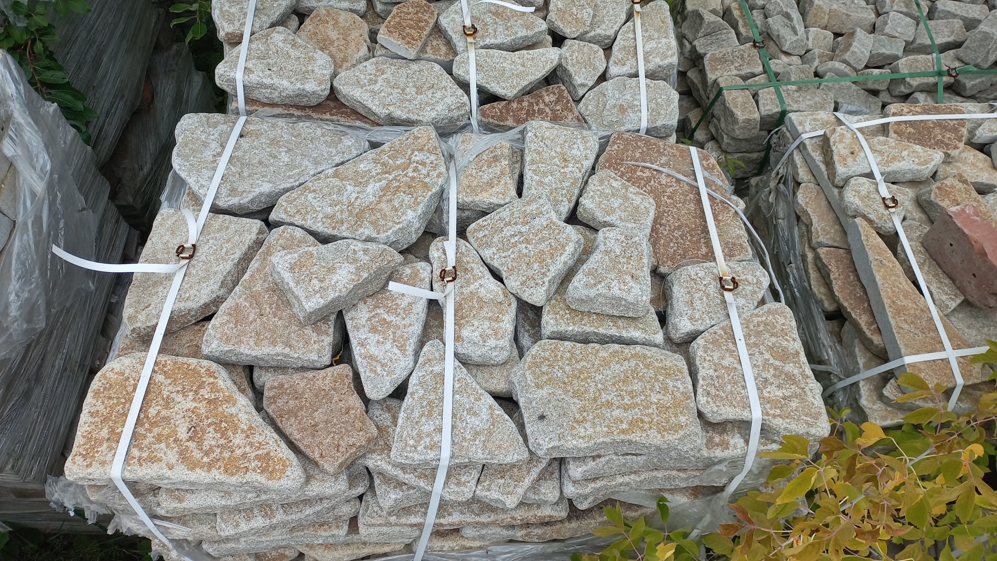 Плитняк галтованный гранитный для ландшафтного дизайна купить в Кирове