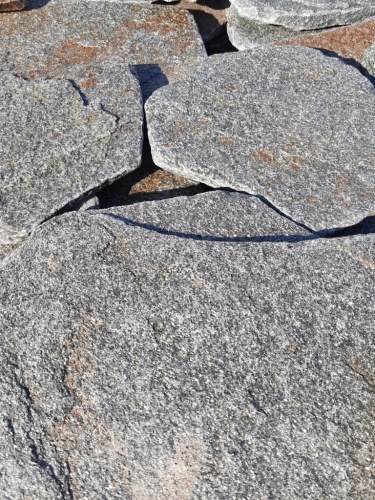 Златолит серебристый галтованный для лестниц купить в Кирове